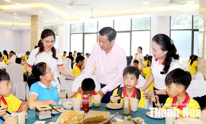 Lãnh đạo Hội LHPN tỉnh và Chủ tịch HĐQT Tập đoàn Đại Dũng Trịnh Văn Dũng cùng các con bên mâm cơm đoàn kết.