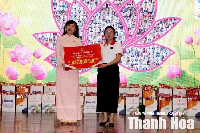 Đại diện Tập đoàn Đại Dũng trao biểu trưng kinh phí đỡ đầu trẻ mồ côi cho Hội LHPN tỉnh.