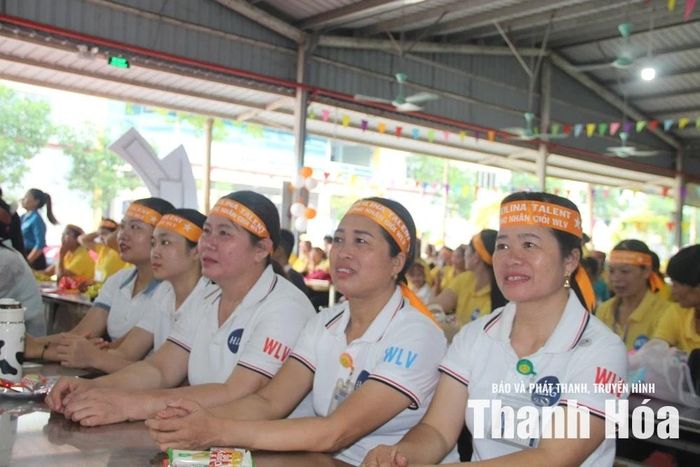 Các cổ động viên dự hội thi.