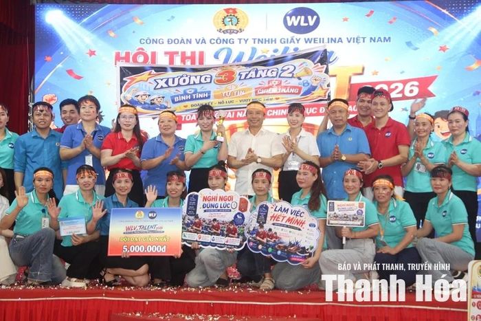 Ban Tổ chức trao giải cho Đội thi đoạt giải Nhất.