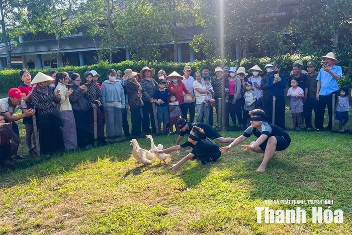 Tiếng cười càng rộn rã hơn tại phần thi bịt mắt bắt vịt. Trong tiếng hò reo chỉ dẫn từ khán giả, những người chơi loay hoay đuổi theo những chú vịt chạy khắp sân. Có lúc chỉ còn cách vài bước chân, nhưng chú vịt bất ngờ đổi hướng khiến người chơi chụp hụt trong sự thích thú của người xem.