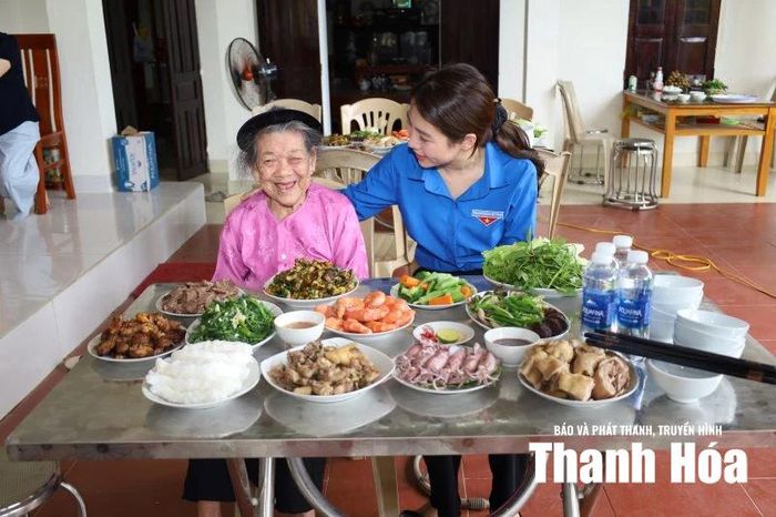 Bên mâm cơm ấm áp nghĩa tình, Mẹ Việt Nam Anh hùng Lê Thị Hừu vui vẻ trò chuyện cùng lãnh đạo Tỉnh đoàn.