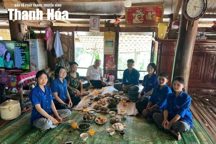 Trong không gian đầm ấm của bữa cơm, những câu chuyện về một thời chiến tranh gian khó được nhắc lại. Mỗi ký ức là một bài học quý giá về lòng yêu nước, sự hy sinh thầm lặng của các thế hệ cha anh.
