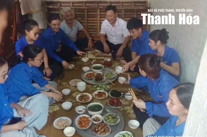 Đoàn viên thanh niên quây quần bên mâm cơm ấm áp cùng thương binh Tô Văn Tánh.