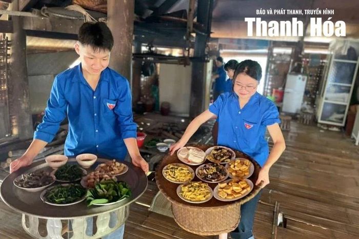 Những mâm cơm được đoàn viên thanh niên xã Tân Thành chuẩn bị chu đáo.