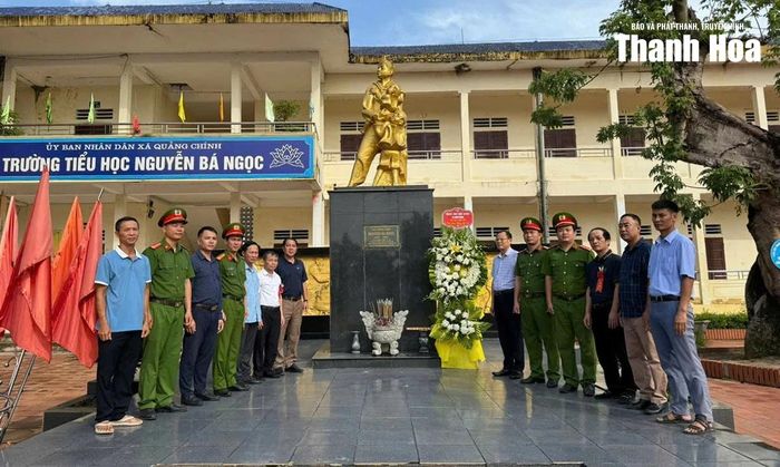 Các đồng chí lãnh đạo xã và đại biểu dâng hương tại Tượng đài Anh hùng Lực lượng vũ trang Nhân dân Nguyễn Bá Ngọc.