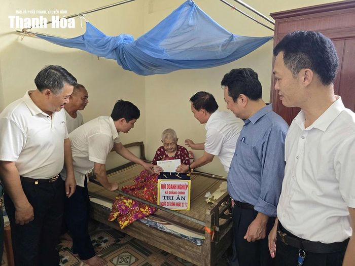 Đại diện Hội Doanh nghiệp xã tặng quà các gia đình chính sách, Mẹ Việt Nam Anh hùng trên địa bàn.
