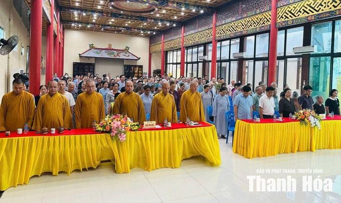 Chư Tôn, đức Tăng Ni cùng đông đảo phật tử tưởng niệm các Anh hùng liệt sĩ.