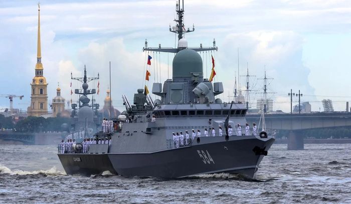 Tổng thống Putin cho biết, Nga đang đẩy mạnh trang bị các loại vũ khí, khí tài hiện đại cho lực lượng tàu ngầm, tàu mặt nước, lực lượng phòng thủ bờ biển và không quân, hải quân. Ảnh: Sputnik.
