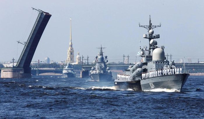Tàu tên lửa cỡ nhỏ Odintsovo của Nga diễu hành trong lễ kỷ niệm Ngày Hải quân tại St. Petersburg, Nga. Ảnh: Sputnik.