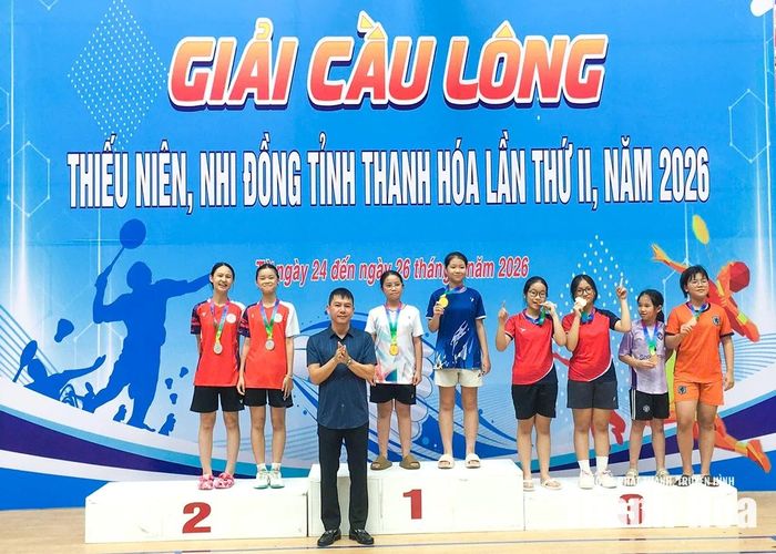 Đại diện Ban Tổ chức trao huy chương và phần thưởng cho các VĐV giành thứ hạng cao tại nội dung đôi nữ.