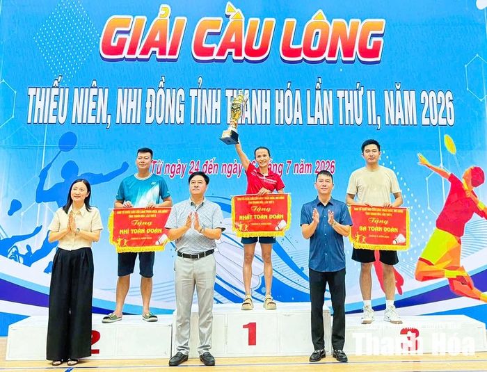Ban Tổ chức trao cờ và cúp cho Top 3 CLB toàn đoàn.