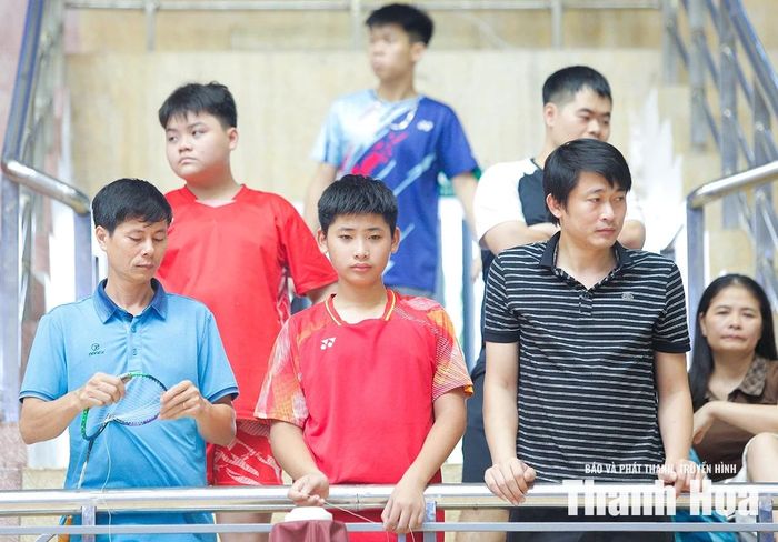 Đông đảo khán giả có mặt tại Nhà thi đấu TDTT tỉnh cổ vũ cho các tay vợt.
