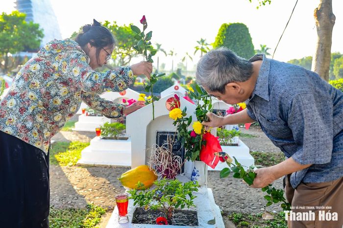 Có người tỉ mỉ dọn dẹp từng nhành cỏ, đặt chén nước mát, thắp lên điếu thuốc như một thói quen chưa bao giờ phai nhạt.