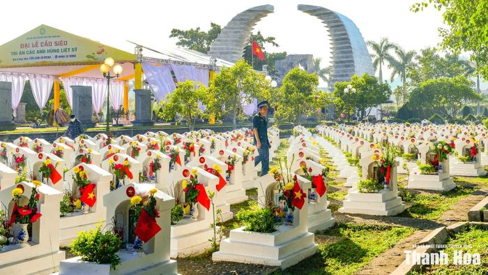 Không gian nghĩa trang trang nghiêm, rộng lớn với hàng nghìn mộ chí trắng hàng tắp. Thấp thoáng trên các lối đi lát đá là màu áo lính năm xưa. Những người từng đi qua mưa bom lửa đạn nay trở lại thăm đồng đội. Bước chân họ đã chậm hơn, mái tóc đã bạc màu, nhưng tình đồng chí, đồng đội vẫn trọn vẹn, vẹn nguyên như ngày nào.