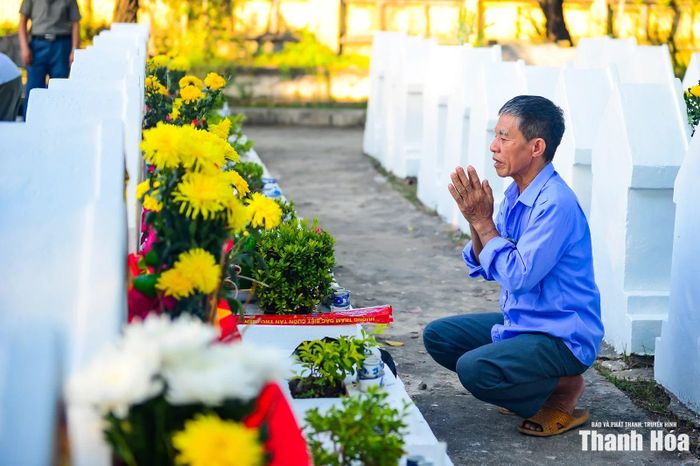 Nắm chặt hai tay trước hàng mộ trải dài hoa cúc vàng, người thân của các liệt sĩ nghiêng mình quỳ khấn nguyện. Giữa không gian tĩnh lặng, cái gật đầu thành kính ấy thay cho muôn vàn lời muốn nói gửi đến những người đã vì Tổ quốc hy sinh.