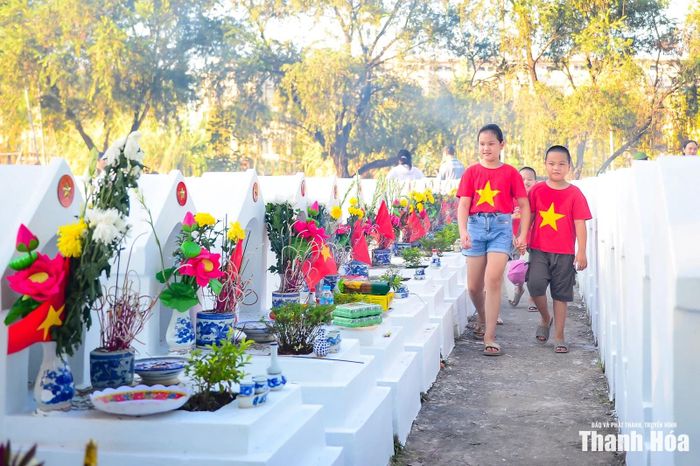 Giữa nhịp sống hối hả ngoài kia, Nghĩa trang Liệt sĩ Hàm Rồng vẫn luôn giữ trọn một khoảng lặng đặc biệt - nơi lòng biết ơn lắng lại, để ngọn lửa đạo lý “Uống nước nhớ nguồn” mãi mãi cháy sáng qua muôn đời.