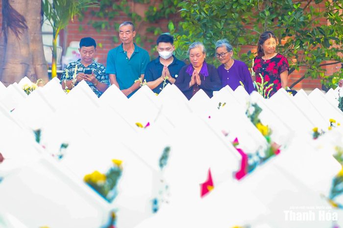 Tháng Bảy cũng là thời điểm những người mẹ, người vợ, chị em và con cháu tìm về bên người thân. Những bàn tay gầy guộc cẩn thận lau từng hạt bụi trên tấm bia đá đã nhuốm màu thời gian.