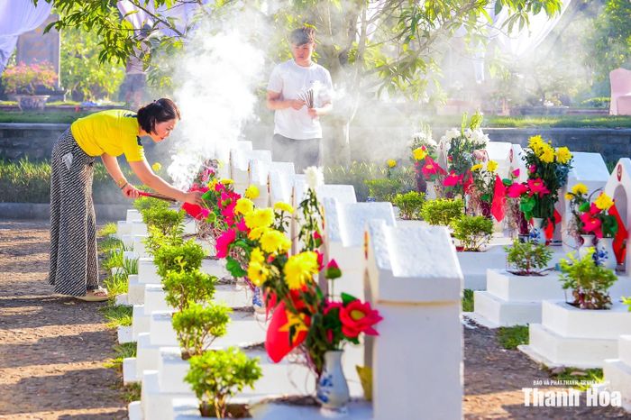 Làn khói hương nghi ngút quyện hòa trong nắng sớm, phủ lên những hàng mộ trắng một vẻ thiêng liêng, trầm mặc. Mùi hương trầm thoang thoảng cùng cái nắng tháng Bảy làm dịu đi những mất mát, chỉ còn lại lòng biết ơn sâu sắc.