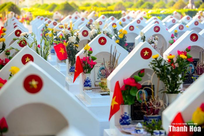 Hàng ngàn phần mộ ngay ngắn được chăm sóc chu đáo, trang trọng với sắc đỏ của lá cờ Tổ quốc, sắc vàng của hoa cúc và hồng tươi của hoa sen. Sự chỉn chu ấy thể hiện tấm lòng trân trọng, ghi nhớ công ơn các liệt sĩ của Đảng, Nhà nước và Nhân dân.