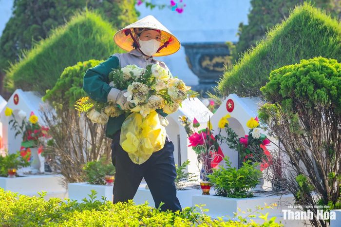 Tháng Bảy, khi dòng người về Nghĩa trang Liệt sĩ Hàm Rồng dâng hương tri ân ngày một đông, những công nhân quản trang cũng lặng lẽ bước vào mùa làm việc bận rộn nhất. Dưới cái nắng oi ả, họ tỉ mỉ quét dọn lối đi, nhổ cỏ, cắt tỉa cây xanh, lau chùi từng phần mộ để nơi yên nghỉ của các Anh hùng liệt sĩ luôn sạch đẹp, trang nghiêm, góp phần gìn giữ không gian tri ân thiêng liêng bằng những việc làm thầm lặng mỗi ngày.
