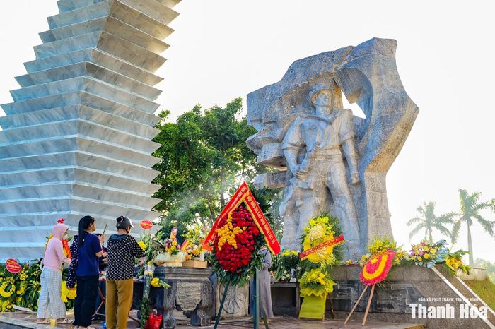 Từ sáng sớm Nghĩa trang Liệt sĩ Hàm Rồng đã đón những dòng người lặng lẽ nối đuôi nhau đến dâng hương. Các đoàn đoàn thể, người dân và thân nhân đã thành kính dâng hoa, dâng hương, mở đầu cho chuỗi hoạt động tri ân đầy ý nghĩa. Không ai bảo ai, mọi bước chân đều nhẹ nhàng, cẩn trọng như sợ làm thức giấc giấc ngủ ngàn thu của các anh hùng liệt sĩ.