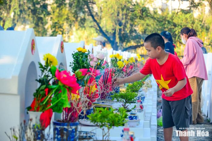 Điều lay động lòng người nhất ở Nghĩa trang Liệt sĩ Hàm Rồng những ngày này chính là sự xuất hiện của thế hệ trẻ và các em nhỏ. Lòng biết ơn không chỉ là ký ức của người đi trước, mà đang được trao truyền tự nhiên, sâu lắng vào tâm hồn thế hệ tương lai.