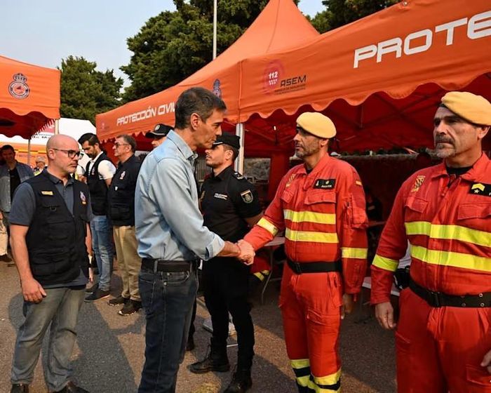 Thủ tướng Tây Ban Nha Pedro Sanchez bắt tay các thành viên của Đơn vị Ứng phó Khẩn cấp Quân đội Tây Ban Nha (UME) tại sở chỉ huy tiền phương ở Cenicientos, cách Madrid khoảng 80 km về phía tây, trong chuyến thị sát khu vực cháy rừng. Ảnh: La Moncloa/Borja Puig de la Bellacasa qua AFP