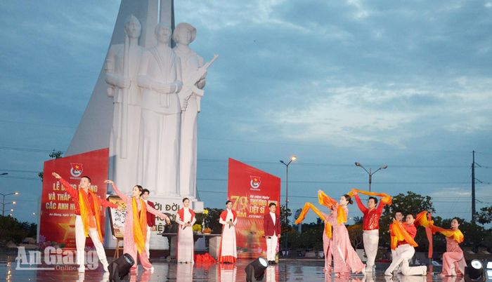 Tiết mục văn nghệ tại lễ dâng hương và thắp nến tri ân các Anh hùng liệt sĩ.