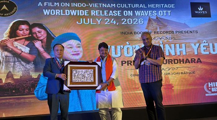 Giáo sư, Tiến sỹ Chu Bảo Quế tặng tranh Đông Hồ cho ông Kailash Vijayvargiya, Bộ trưởng Các vấn đề Nghị viện bang Madhya Pradesh đồng thời là khách mời chính của sự kiện.