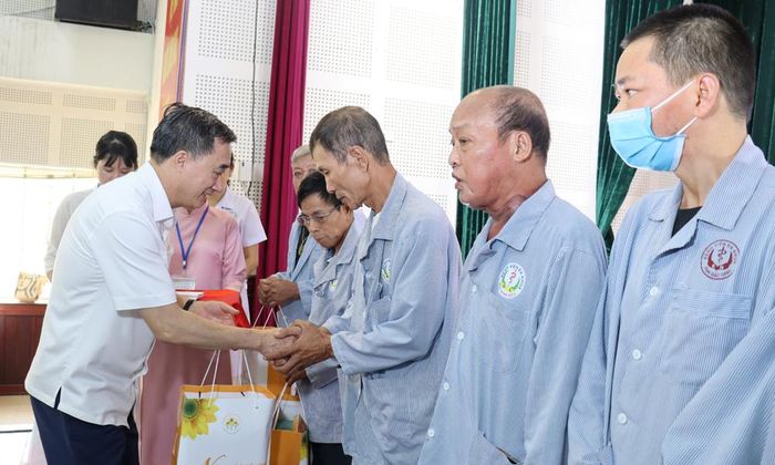 Giáo sư, Tiến sĩ Trần Văn Thuấn động viên, tặng quà bệnh nhân ung thư là người có công đang điều trị tại Bệnh viện Đa khoa Bắc Ninh số 2.