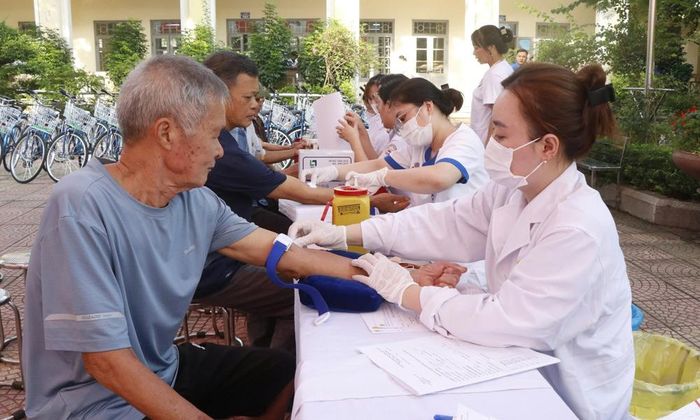 Người có công, đối tượng chính sách phường Phù Khê được khám, tư vấn sức khỏe trong chương trình.