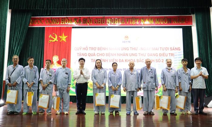 Lãnh đạo Cục Quản lý Khám, chữa bệnh (Bộ Y tế) và Bệnh viện Đa khoa Bắc Ninh số 2 tặng quà các bệnh nhân.