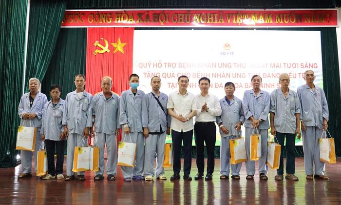 Lãnh đạo Bộ Y tế, Sở Y tế Bắc Ninh tặng quà bệnh nhân.