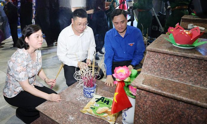 Các đại biểu thắp hương tại từng phần mộ liệt sĩ. 