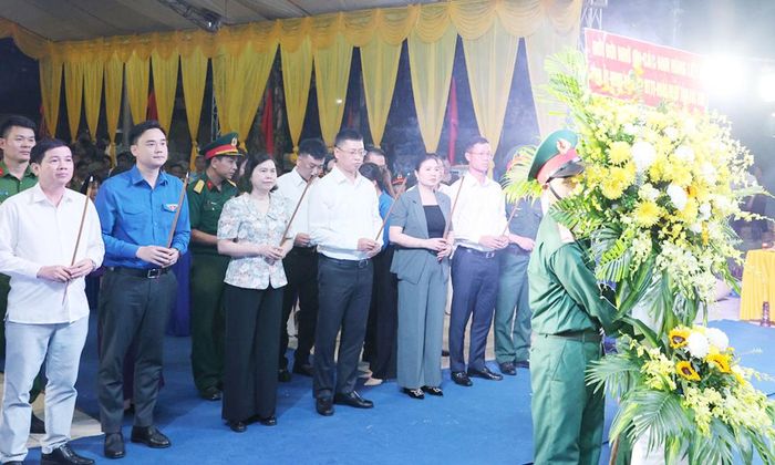 Các đại biểu dâng hoa, dâng hương tưởng nhớ các Anh hùng liệt sĩ.