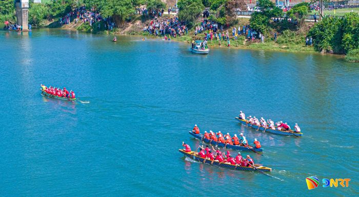 Giải đua thuyền truyền thống trên sông Cu Đê thu hút đông đảo người dân và du khách tham gia cổ vũ, góp phần gìn giữ nét đẹp văn hóa sông nước của cư dân địa phương. Ảnh: KIM LIÊN
