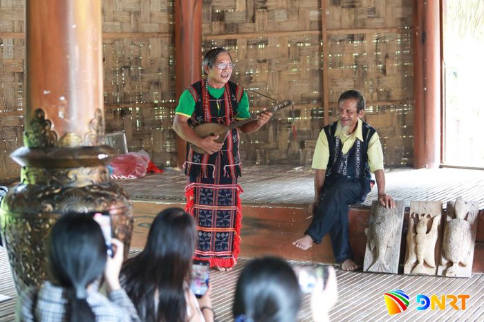 Người Cơ Tu đón khách bằng những thanh âm của núi rừng. Ảnh: TRƯỜNG AN