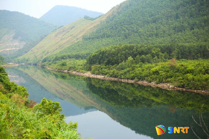 Ngày hè, sông Cu Đê tĩnh lặng như gương. Ảnh: TRƯỜNG AN