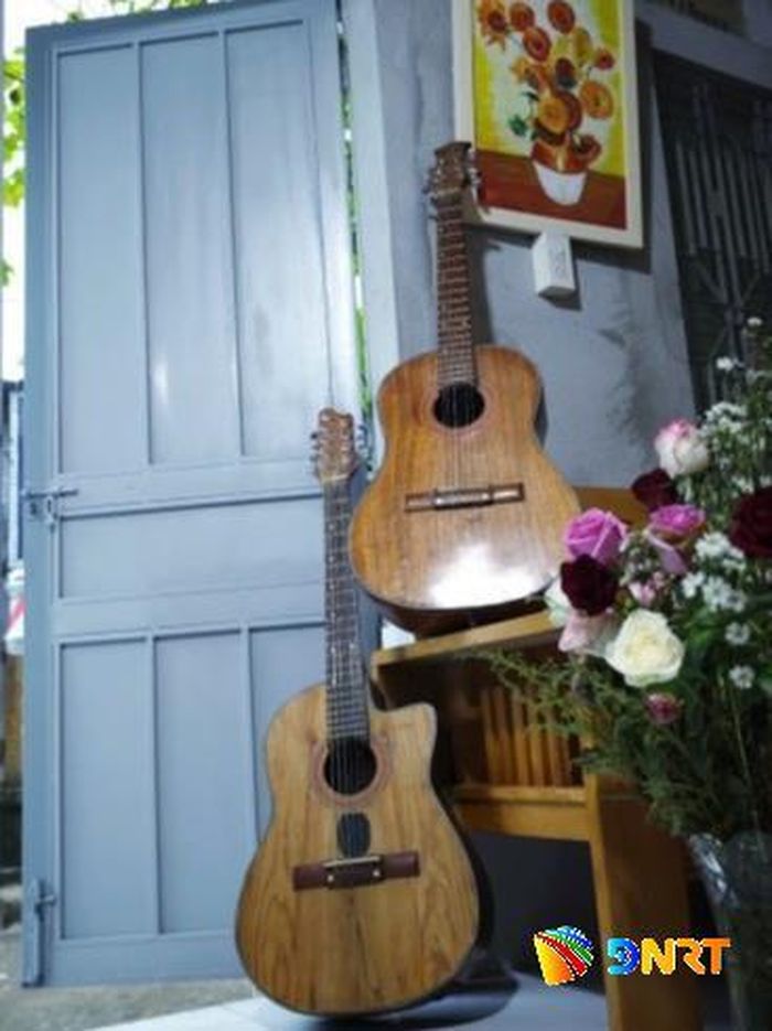 Những cây đàn do người viết đặt từ hiệu Tân Văn. Ảnh: N.N