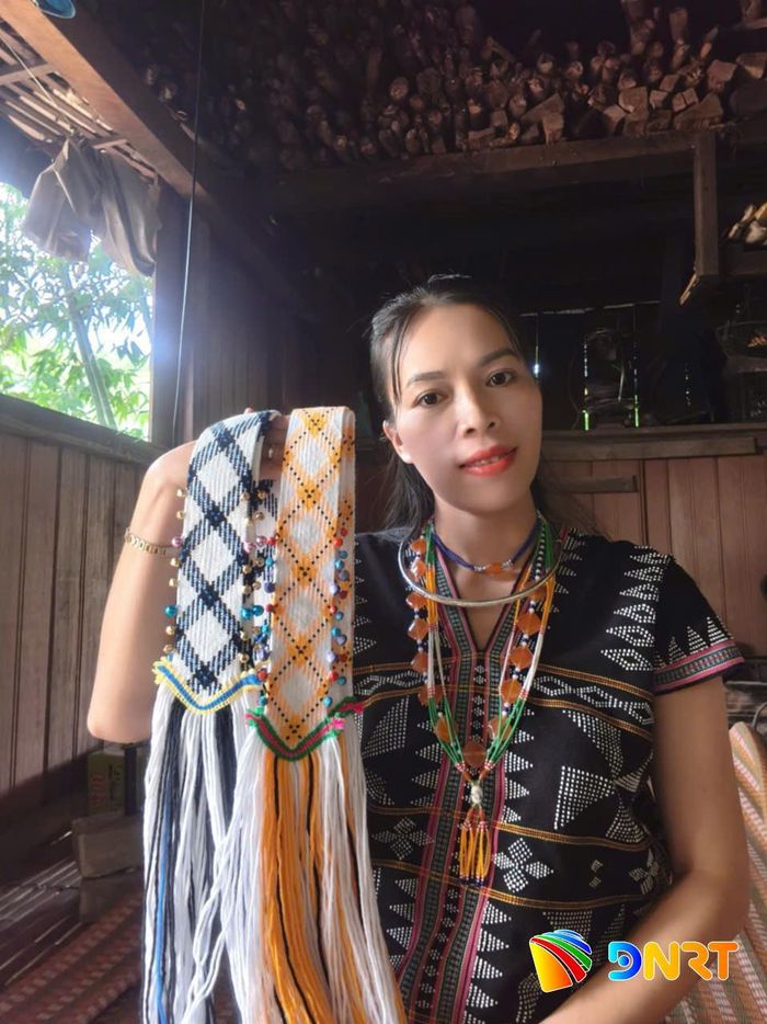 Cô giáo Hôíh Thị Bân giới thiệu những chiếc thắt lưng thổ cẩm Cơ Tu do chính tay mình dệt. Ảnh: P.L