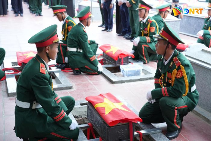 5 liệt sĩ được đón về mai táng tại nghĩa trang liệt sĩ xã Hà Nha. Ảnh: CẨM PHÔ