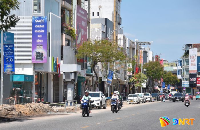 Nhiều tuyến phố đang được cải tạo mở rộng, không gian thông thoáng hơn nhưng diện tích bóng mát giảm đáng kể. Ảnh: THIÊN DUYÊN