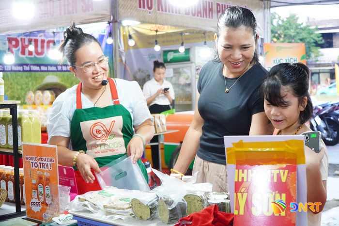 Chợ phiên góp phần quảng bá sản phẩm OCOP, nông sản sạch và đặc sản địa phương đến người tiêu dùng. Ảnh: TÂM ĐAN