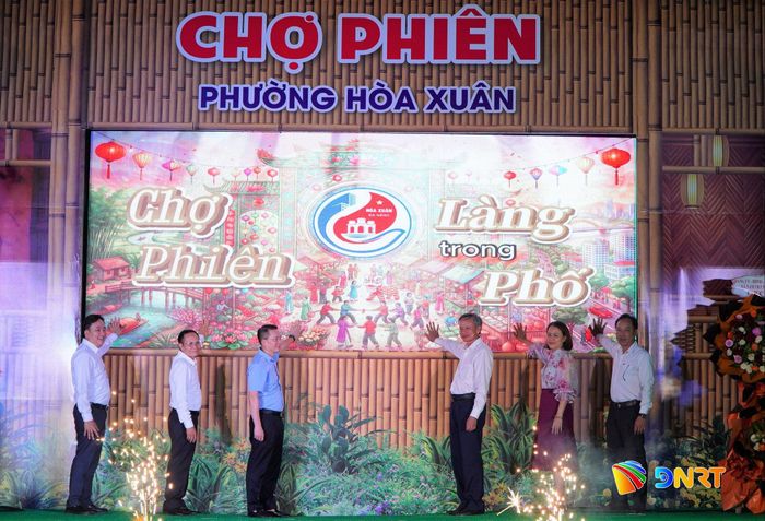 Lãnh đạo thành phố và phường Hòa Xuân thực hiện nghi thức khai mạc chợ phiên. Ảnh: TÂM ĐAN