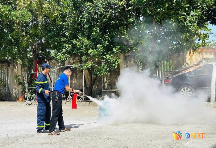 Đoàn viên được hướng dẫn thực hành sử dụng phương tiện chữa cháy. Ảnh: ĐVCC