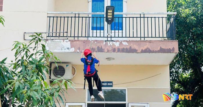 Đoàn viên tham gia trải nghiệm “Một ngày làm lính cứu hỏa”. Ảnh: ĐVCC