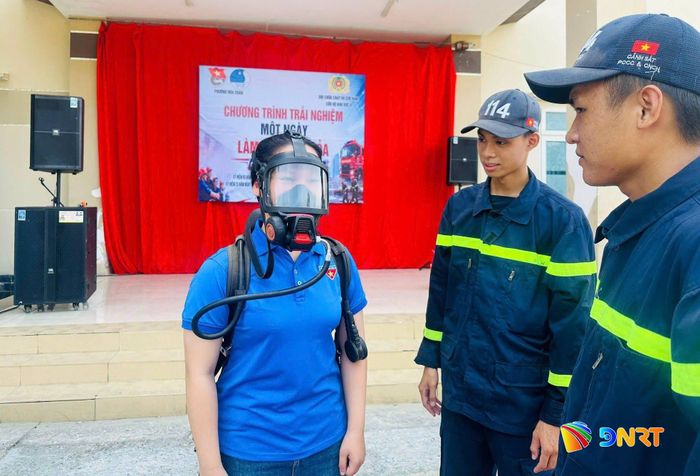 Đoàn viên tham gia trải nghiệm “Một ngày làm lính cứu hỏa”. Ảnh: ĐVCC