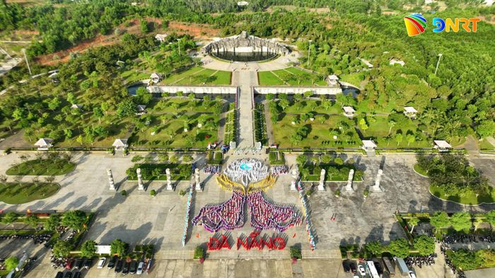 Hình tượng đóa cúc trắng tri ân tại chương trình. Ảnh: T.Y