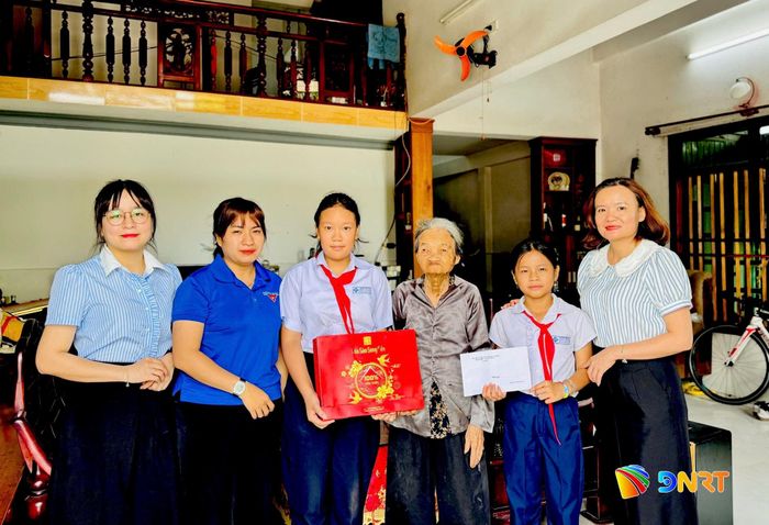 Cô và trò Trường Tiểu học Phan Thanh thăm, tặng quà Bà mẹ Việt Nam anh hùng Phạm Thị Hân (thôn Bến Đền). Ảnh: KHẢI KHIÊM